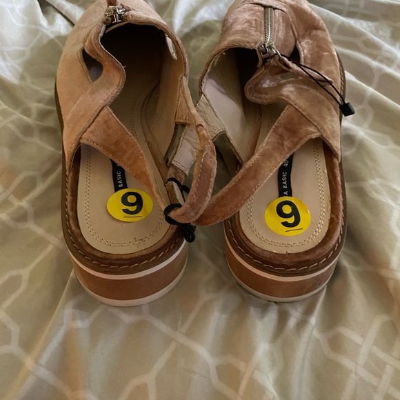 NWT Zara zip front tan suede wedge flats. Size 9 - Picture 4 of 4